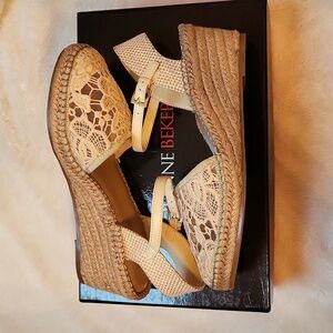 Jeanne Beker Cream Lace Wedges! Size 8! NIB!
